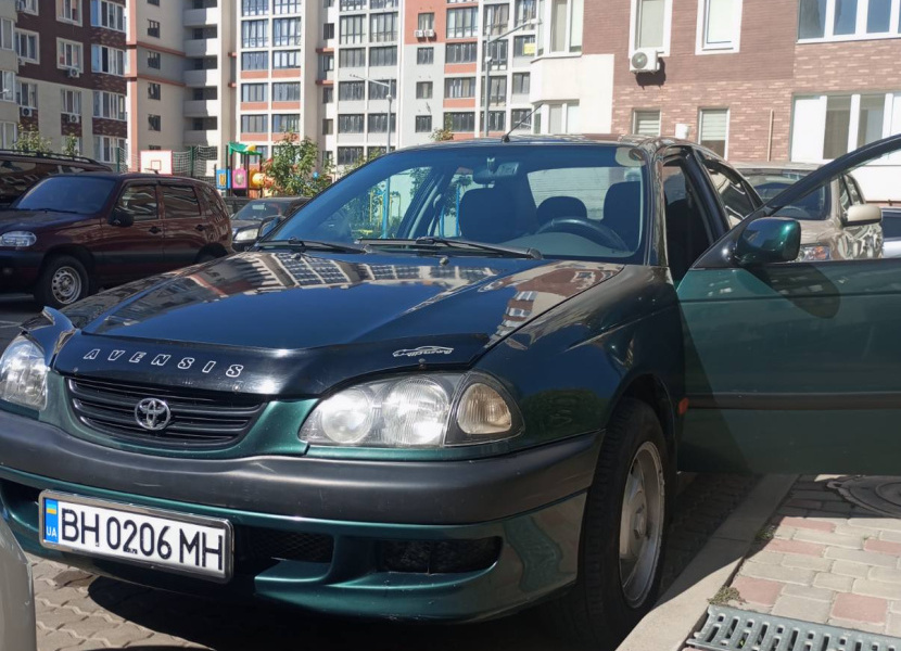 Toyota Avensis, 1998